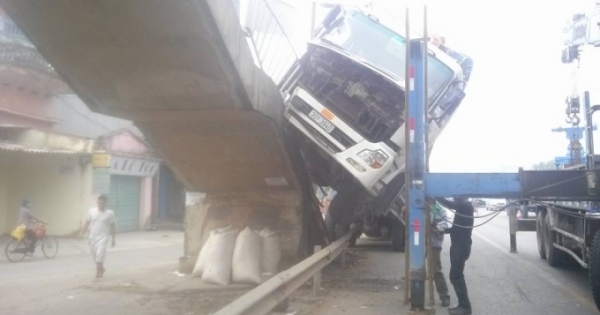 Hưng Yên: Xe tải mất lái hất tung lan can, nằm vắt vẻo trên thành cầu
