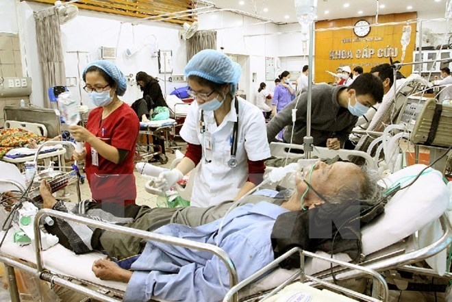 Cứu chữa cho bệnh nh&acirc;n tại Khoa cấp cứu, Bệnh viện Bạch Mai. (Ảnh: TTXVN/Vietnam+).