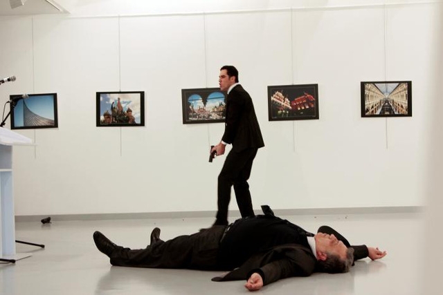 Đại sứ Nga tại Thổ Nhĩ Kỳ Andrei Karlov nằm s&otilde;ng so&agrave;i tr&ecirc;n s&agrave;n sau khi bị một kẻ lạ mặt tấn c&ocirc;ng từ ph&iacute;a sau tại một triển l&atilde;m ở Ankara h&ocirc;m 19/12. (Ảnh: Reuters)