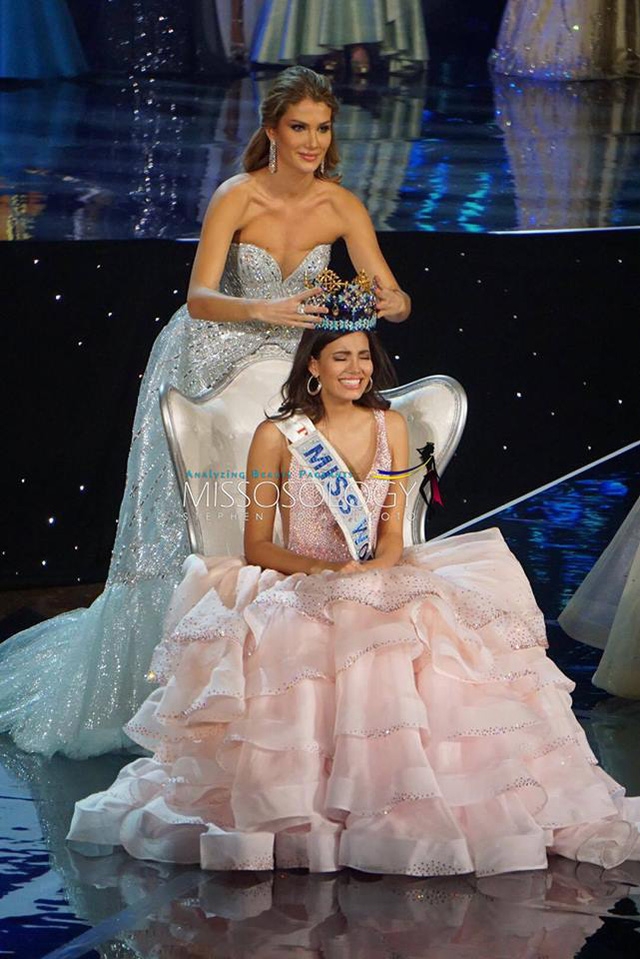 Khoảnh khắc Hoa hậu Thế giới 2016 được Hoa hậu tiền nhiệm trao vương miện.