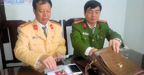 CSGT Bỉm Sơn tìm chủ nhân đánh rơi túi đồ trị giá gần 70 triệu đồng