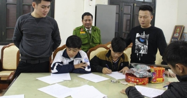 Hà Tĩnh: Teen 10x thủ dao đi buôn pháo bị tóm gọn