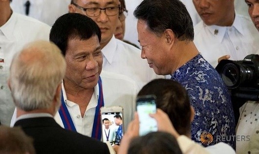 Tổng thống Philippines Duterte (tr&aacute;i) v&agrave; Đại sứ TQ tại Manila. (Ảnh: Reuters)