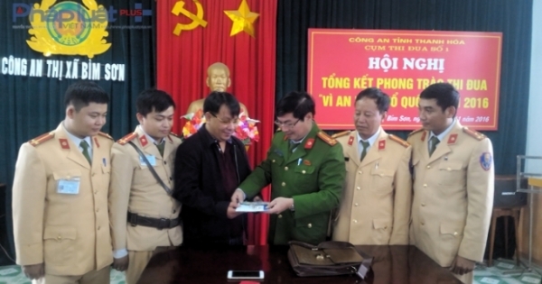 Thanh Hóa: CSGT Bỉm Sơn trao trả tài sản gần 1 tỉ đồng cho người đánh rơi