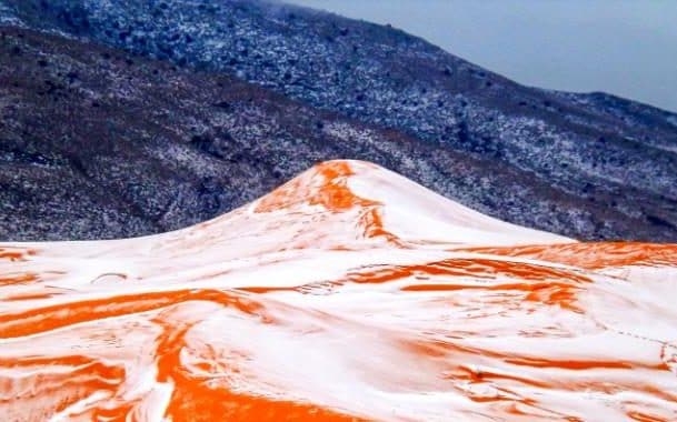 Theo Telegraph, những bức ảnh tuyết rơi được nhiếp ảnh gia nghiệp dư Karim Bouchetata chụp v&agrave;o ng&agrave;y 19/12 tại thị trấn Ain Sefra, Algeria.