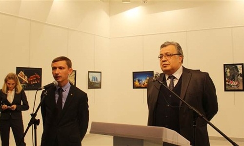 Đại sứ Nga ở Thổ Nhĩ Kỳ Andrey Karlov ph&aacute;t biểu tại buổi triển l&atilde;m trước khi bị &aacute;m s&aacute;t. (Ảnh:&nbsp;Anadolu Agency)