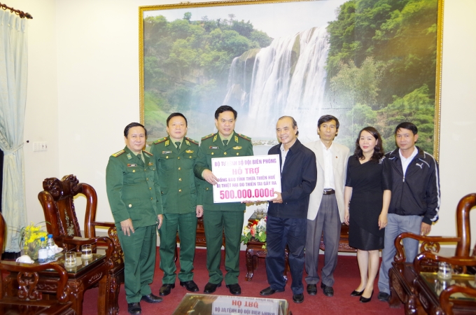 Đại diện BTL BĐBP trao 500 triệu đồng hỗ trợ cho nh&acirc;n d&acirc;n tỉnh Thừa Thi&ecirc;n Huế.
