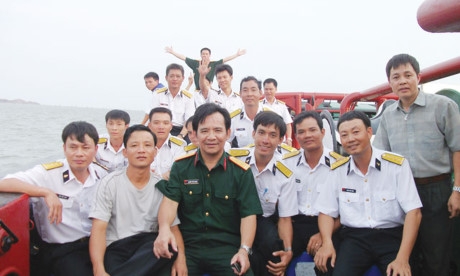 Quang T&egrave;o trong chuyến đi diễn ở đảo Trường Sa năm 2010. Ảnh: Tạp ch&iacute; SK.