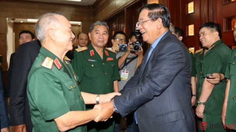Thủ tướng Hun Sen v&agrave; Đại tướng Phạm Văn Tr&agrave; - nguy&ecirc;n Bộ trưởng Bộ Quốc ph&ograve;ng.