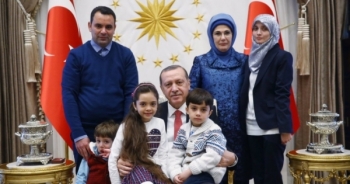 Tổng thống Erdogan gặp mặt bé gái 7 tuổi viết Twitter về thảm cảnh ở Syria