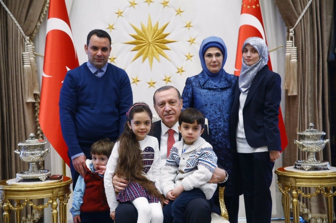 Tổng thống Erdogan chụp h&igrave;nh lưu niệm c&ugrave;ng b&eacute; Bana.&nbsp;