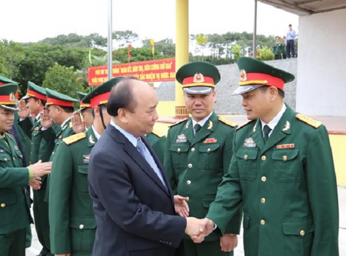 Thủ tướng Nguyễn Xu&acirc;n Ph&uacute;c thăm hỏi v&agrave; tặng qu&agrave; c&aacute;c c&aacute;n bộ, chiến sỹ Lữ Đo&agrave;n 242.
