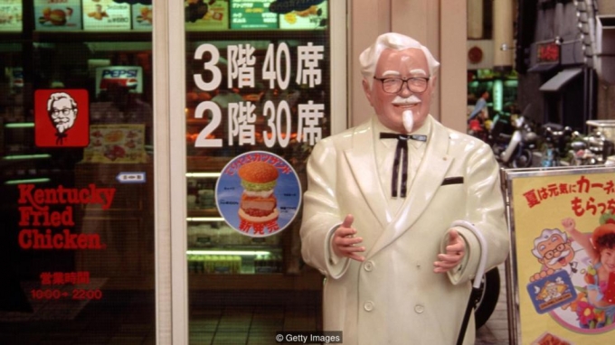 Tại sao người Nhật lại tổ chức Gi&aacute;ng sinh tại qu&aacute;n g&agrave; KFC?
