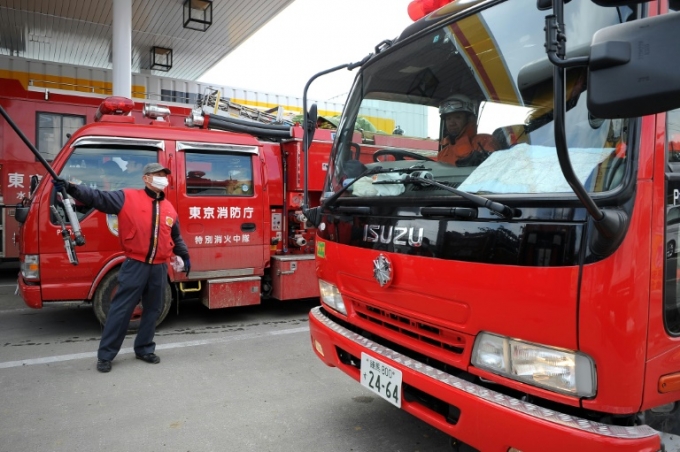 Lực lượng l&iacute;nh cứu hỏa được huy động khẩn cấp đến hiện trường. (Ảnh: AFP)