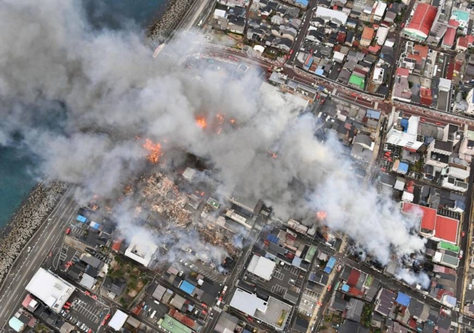 Ch&iacute;nh phủ Nhật Bản cho biết đ&acirc;y l&agrave; vụ hỏa hoạn nghi&ecirc;m trọng nhất trong 20 năm qua x&eacute;t về phạm vi ảnh hưởng. (Ảnh: Kyodo)