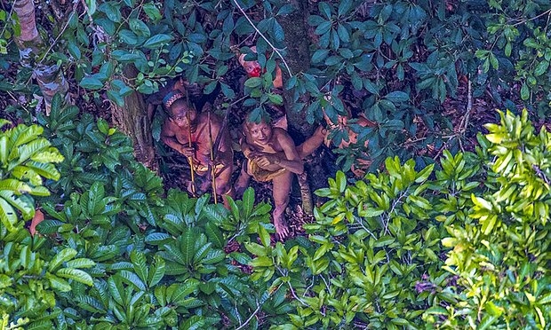 Bức ảnh chụp lại bộ lạc người nguy&ecirc;n thủy sống biệt lập với nền văn minh nh&acirc;n loại trong rừng rậm Amazon. (Ảnh: Ricardo Stuckert)