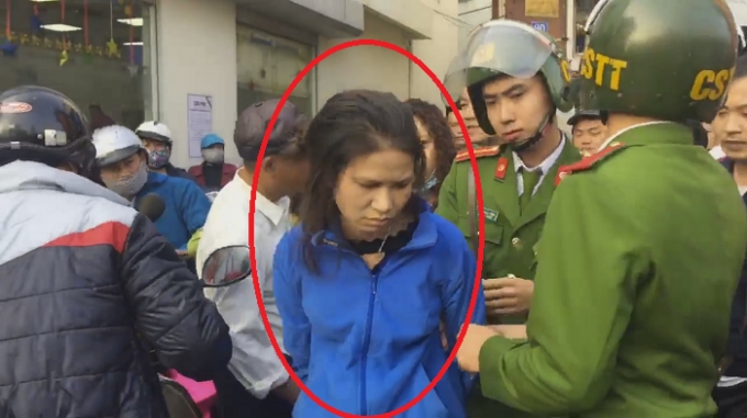 Người phụ nữ bị bắt giữ tr&ecirc;n đường Trần Duy Hưng.