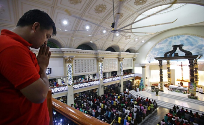 Một người d&acirc;n Philippines tham dự lễ Gi&aacute;ng sinh tại Nh&agrave; thờ Thi&ecirc;n ch&uacute;a. (Ảnh: AP)