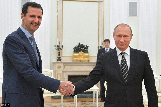 &Ocirc;ng Putin v&agrave; &ocirc;ng Assad bắt tay trong cuộc chiến chống phe nổi dậy ở Aleppo.&nbsp;