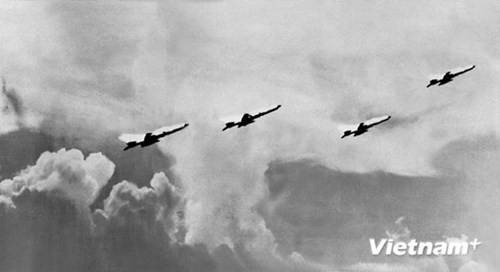 M&aacute;y bay của Kh&ocirc;ng qu&acirc;n nh&acirc;n d&acirc;n Việt Nam xuất k&iacute;ch bảo vệ bầu trời trong cuộc kh&aacute;ng chiến chống đế quốc Mỹ.