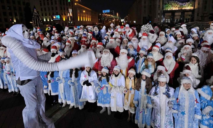 Một người đ&agrave;n &ocirc;ng ăn mặc như &Ocirc;ng gi&agrave; m&ugrave;a đ&ocirc;ng (Father Frost) v&agrave; c&aacute;c Thiếu nữ Tuyết trong một cuộc diễu h&agrave;nh Gi&aacute;ng sinh truyền thống tại Belarus. (Ảnh: Maxim Malinovsky / AFP / Getty Images)