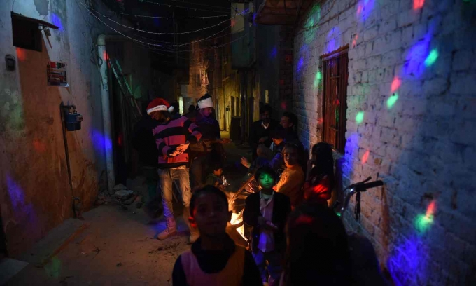 Trẻ em Kit&ocirc; tụ tập tr&ecirc;n một con phố ở Pakistan để ăn mừng Noel. (Ảnh: Farooq Naeem / AFP / Getty Images)