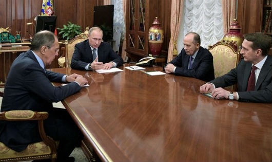 Tổng thống Putin (thứ hai từ tr&aacute;i) trong cuộc họp khẩn tại Điện Kremlin.