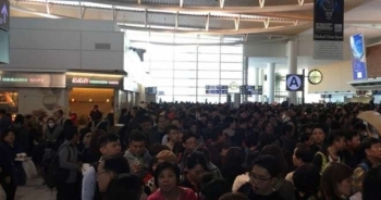 Thời tiết xấu, hàng ngàn người mắc kẹt tại sân bay Nhật trước đêm Giáng sinh