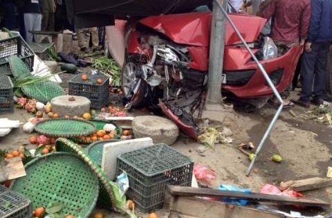 Hà Nội: Ô tô mất lái lao vào chợ, dân bỏ chạy tán loạn