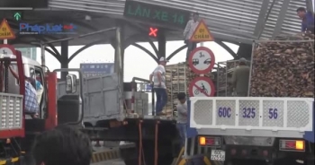Đồng Nai: Xe tải tông sập trạm thu phí, quốc lộ 1 tê liệt nhiều giờ