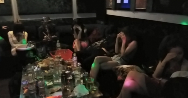 Đột kích quán karaoke ở Sài Gòn, bắt quả tang 11 dân chơi đang phê ma túy