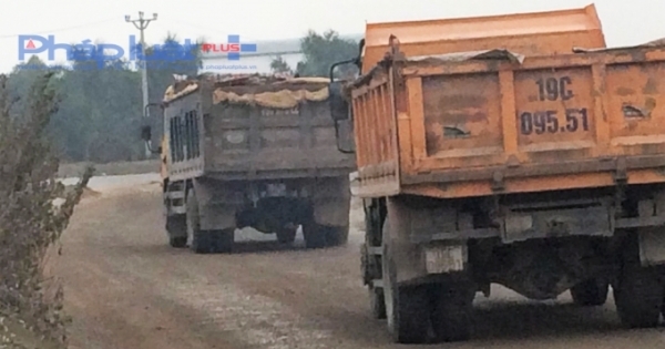 Phú Thọ: Xe tải hoành hành, phá nát đường đê sông Lô