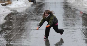 Thời tiết khắc nghiệt biến đường phố ở Canada thành sàn trượt băng