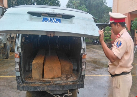 Lực lượng chức năng bắt một xe chở gỗ lậu.