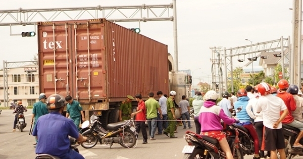 Tai nạn giao thông Plus: Truy tìm tài xế container cán hai vợ chồng thương vong