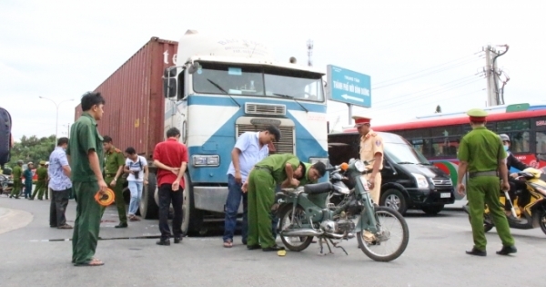 Bình Dương: Hai vợ chồng thương vong dưới bánh xe container