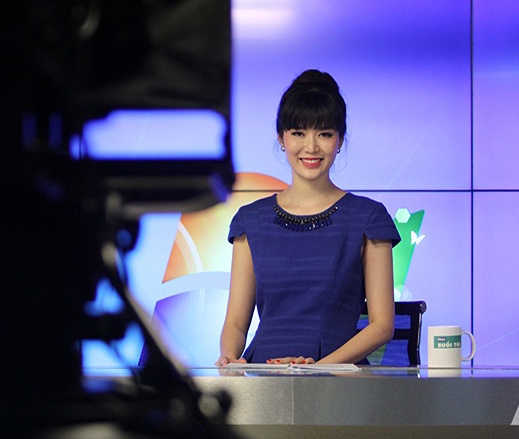Hoa hậu Thu Thủy rạng rỡ trong vai tr&ograve; MC ch&agrave;o buổi tối.