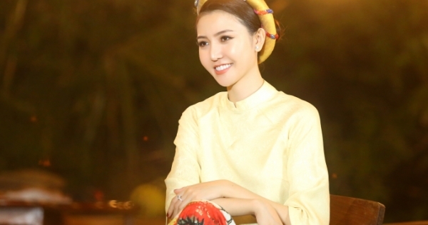 Hoa hậu Ngọc Duyên mặc áo dài rực rỡ tất bật chạy show cuối năm