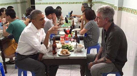 Bức ảnh Tổng thống Obama giản dị ngồi ăn b&uacute;n chả g&acirc;y sốt. (Ảnh: Internet).