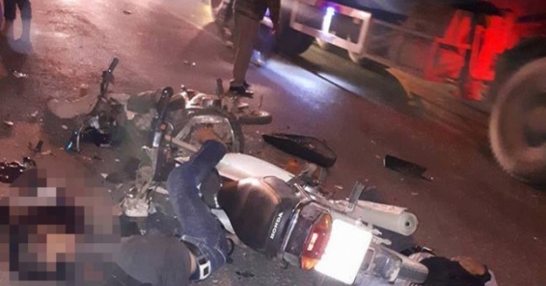 Hà Nội: Hai xe máy ngược chiều tông thẳng nhau khiến 2 người tử vong tại chỗ