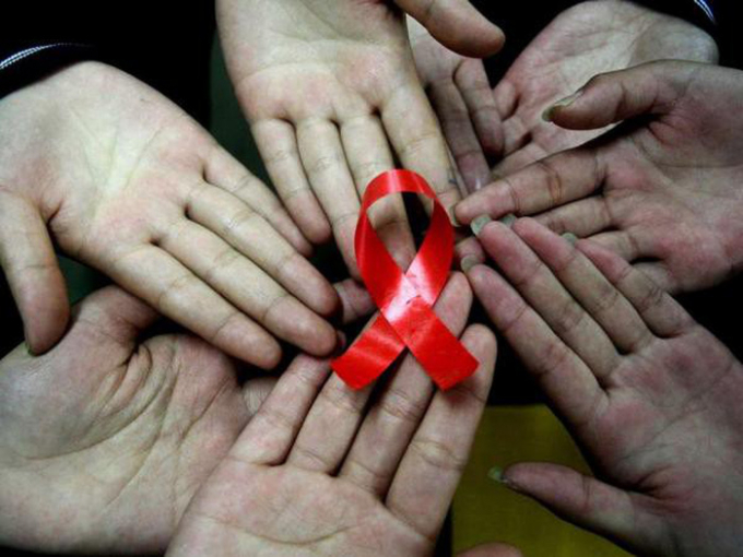 Để dập tắt đại dịch HIV/AIDS cần c&oacute; sự chung tay của cả cộng đồng. Ảnh AFP.