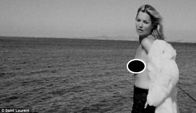 Diện tr&ecirc;n m&igrave;nh chiếc &aacute;o kho&aacute;c l&ocirc;ng, Kate Moss để ngực trần, ngồi tr&ecirc;n m&aacute;y bay v&agrave; đứng tr&ecirc;n đảo Capri (&Yacute;).
