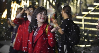 Giới trẻ Hà Thành háo hức với cơn mưa tuyết như mùa đông châu Âu