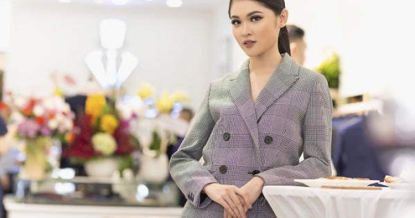 Thùy Dung diện vest cá tính đến mừng Hoa hậu Ngọc Hân làm bà chủ
