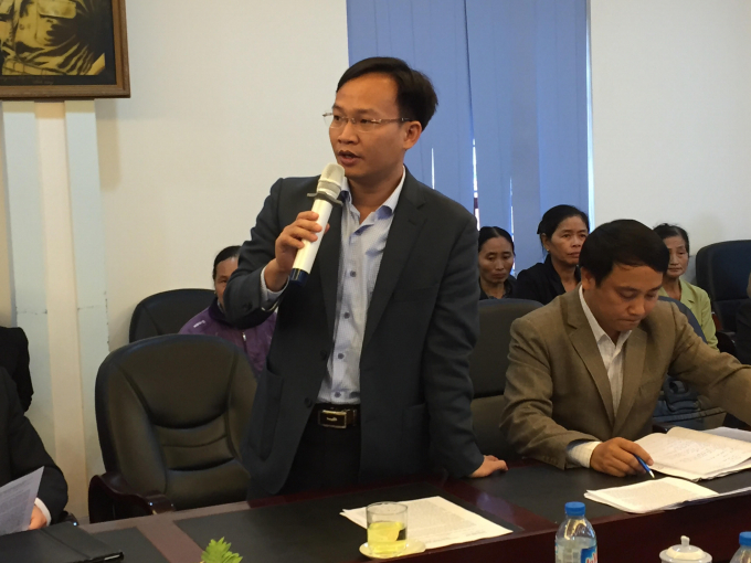 &Ocirc;ng Phạm Văn Thịnh - Chủ tịch UBND huyện Hiệp H&ograve;a trao đổi về vụ việc.