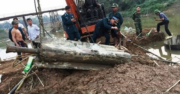 Hà Nội: Trục vớt tên lửa nặng 600kg còn nguyên ngòi nổ
