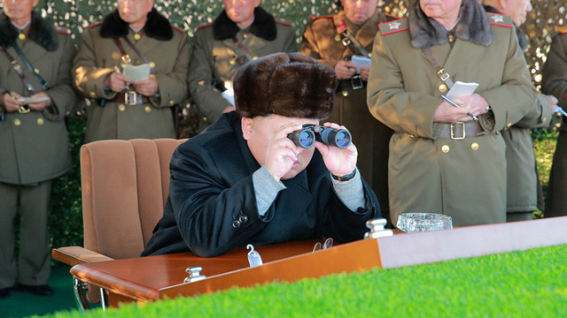 Nh&agrave; l&atilde;nh đạo Triều Ti&ecirc;n Kim Jong-un d&ugrave;ng ống nh&ograve;m theo d&otilde;i hoạt động qu&acirc;n sự của Triều Ti&ecirc;n (Ảnh: Reuters)