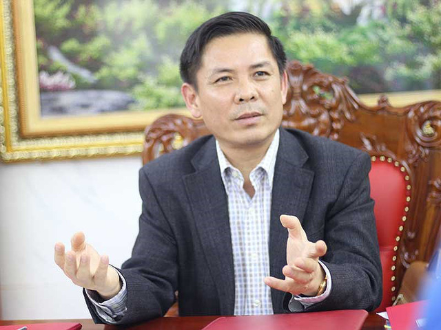 Bộ trưởng GTVT Nguyễn Văn Thể đang trao đổi với ph&oacute;ng vi&ecirc;n. Ảnh: VIẾT LONG