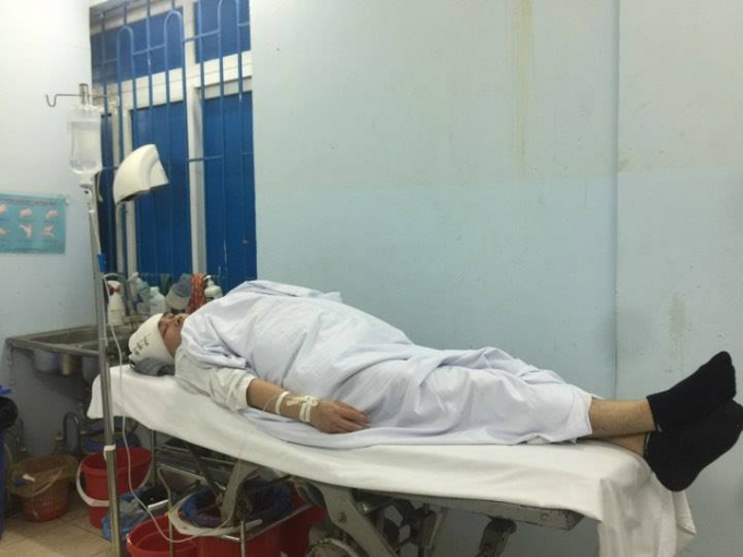 Anh Nguyễn Kim Đ&iacute;nh đang được cấp cứu ở bệnh viện.