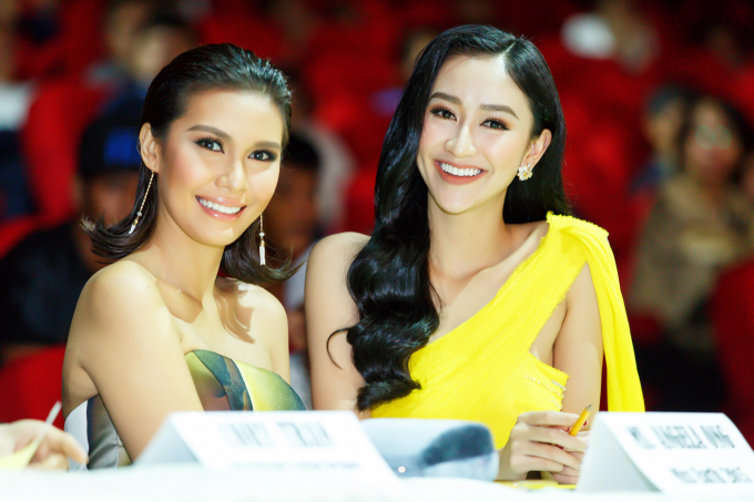 H&agrave; Thu mặc gợi cảm hội ngộ Hoa hậu Hằng Nguyễn tại Philippines